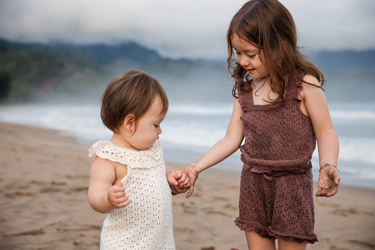 2 kids interacting on beach