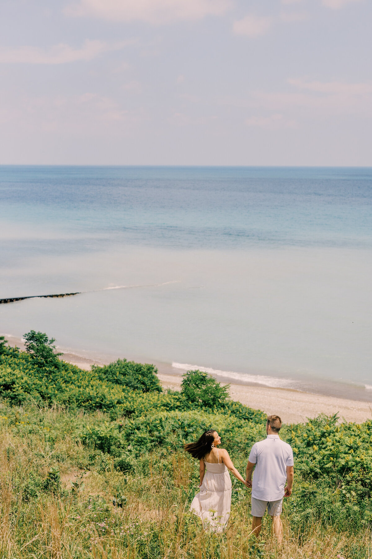 A summery engagement photo along Chicago's beautiful North Shore