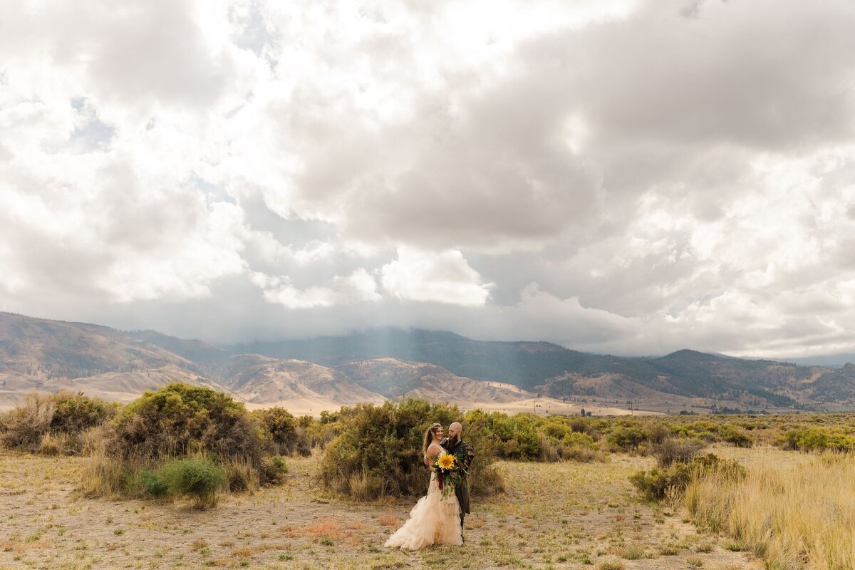 Rachel + Mitty - Summer Lake Hot Springs Wedding  - HANNAH TURNER PHOTOGRAPHY 2022-132