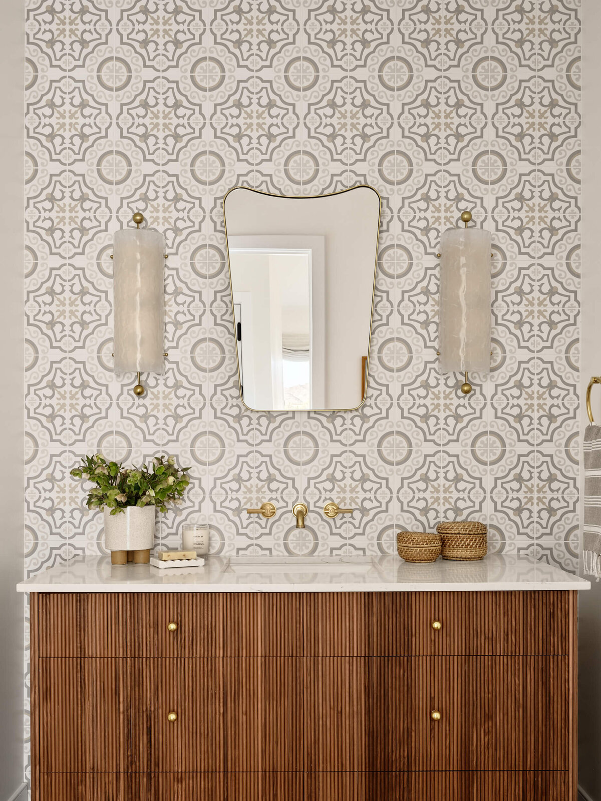 014 A Lively Haus W Gold Dust powder crop 8209 - Web