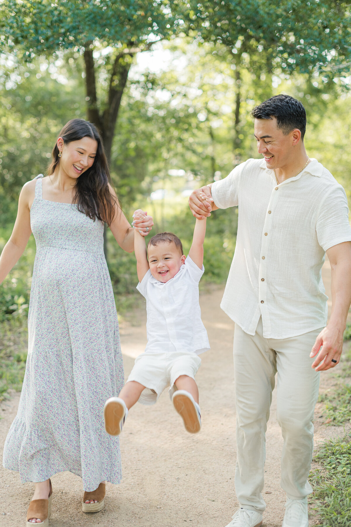 Jacksonville-family-pictures-on-dirt-pathway