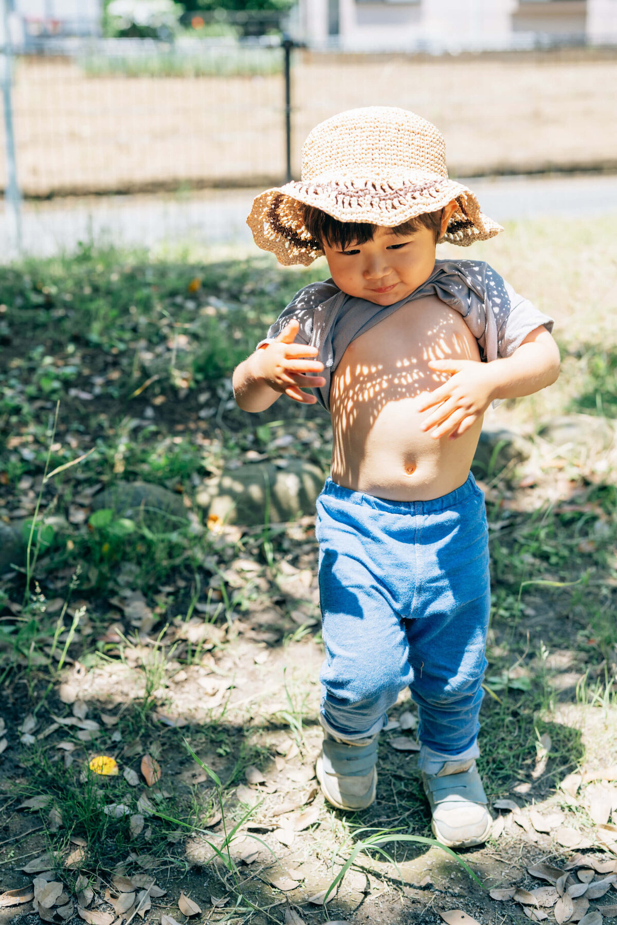 男の子がお腹を出して遊んでいる様子