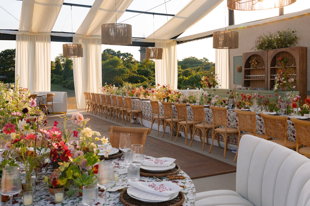 Marthas-vineyard-wedding-planner-kg-events-design-luxury-destination-weddings-private-events-corporate-events-aquinnah-ma-event-designer-outermost-inn-outdoor-tented-wedding-reception-black-frame-tent-12