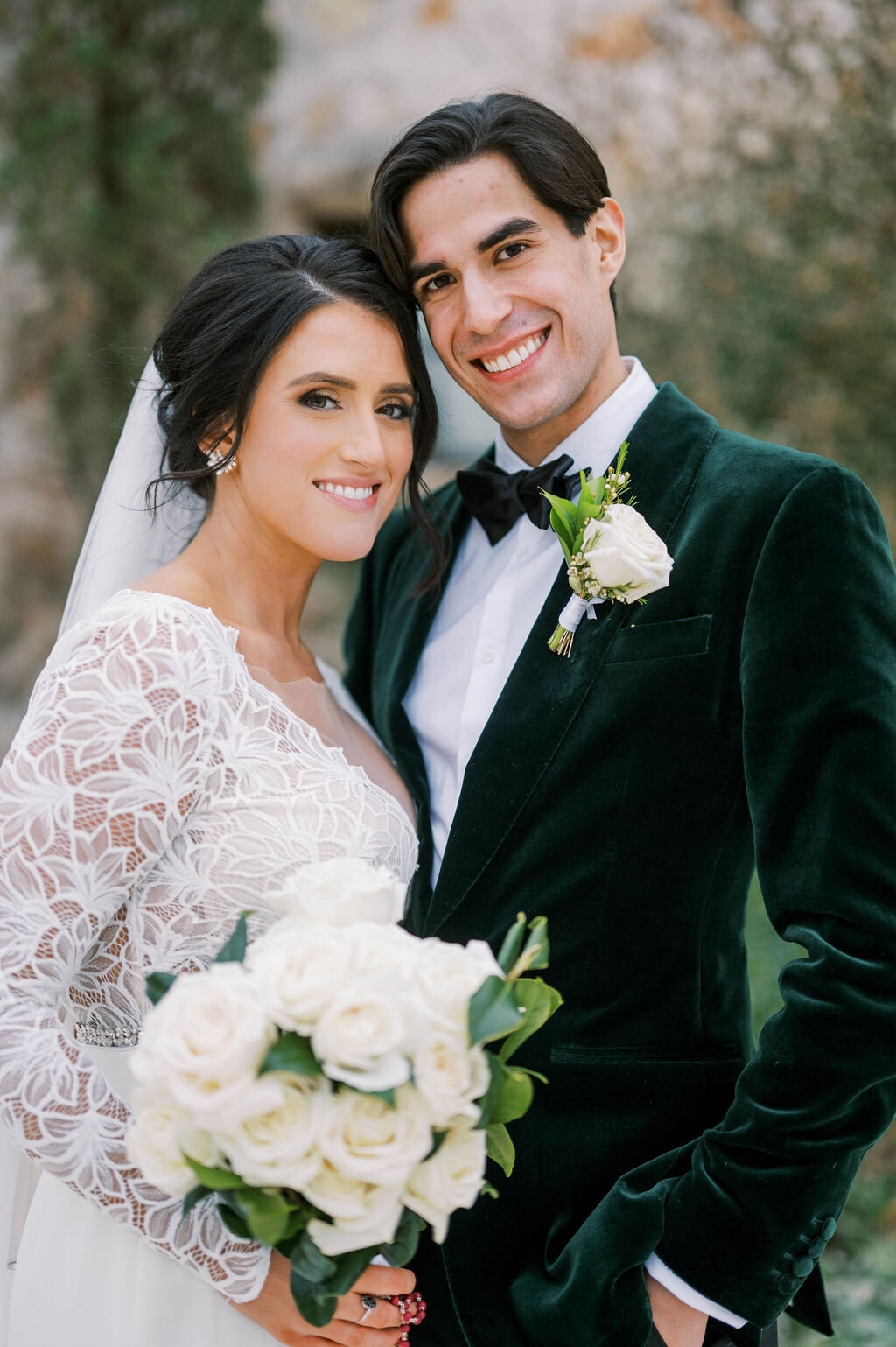 stunning emerald green wedding at austin texas white bridal bouquet