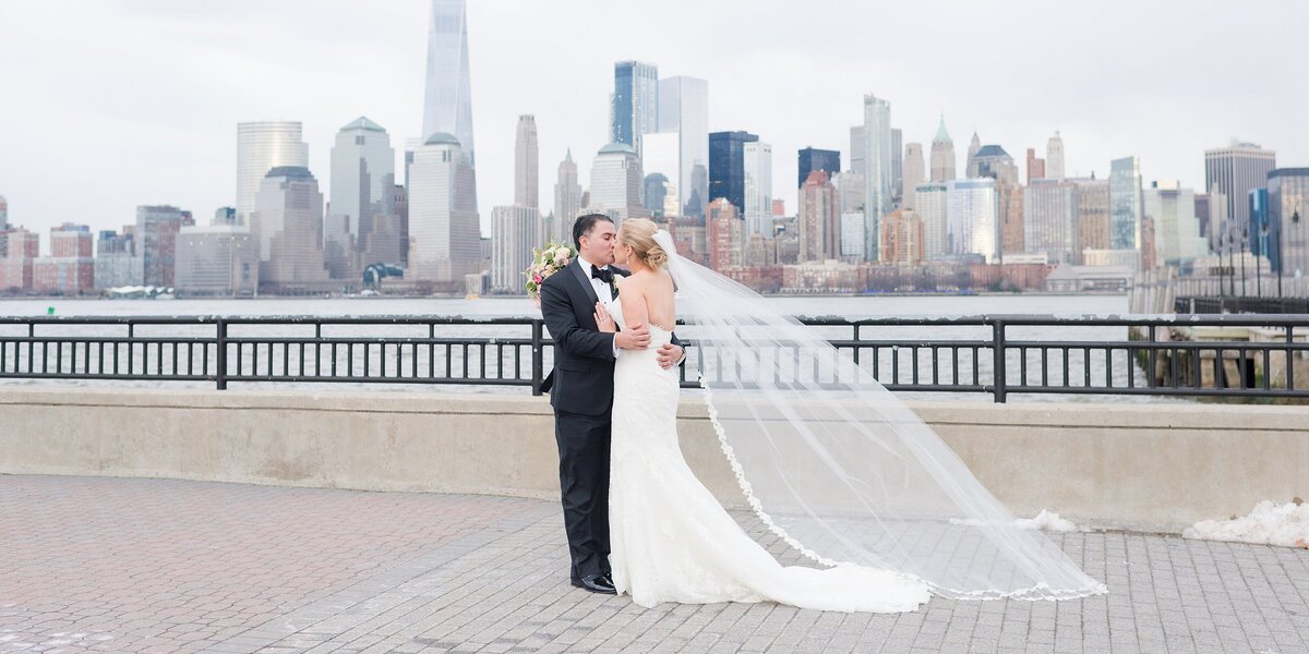 12_winter-wedding-at-liberty-state-park-nj_nyc-skyline