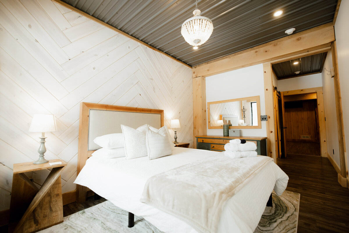 Bear-Ridge-Destination-barndo-suites-rosie-photo-video-42