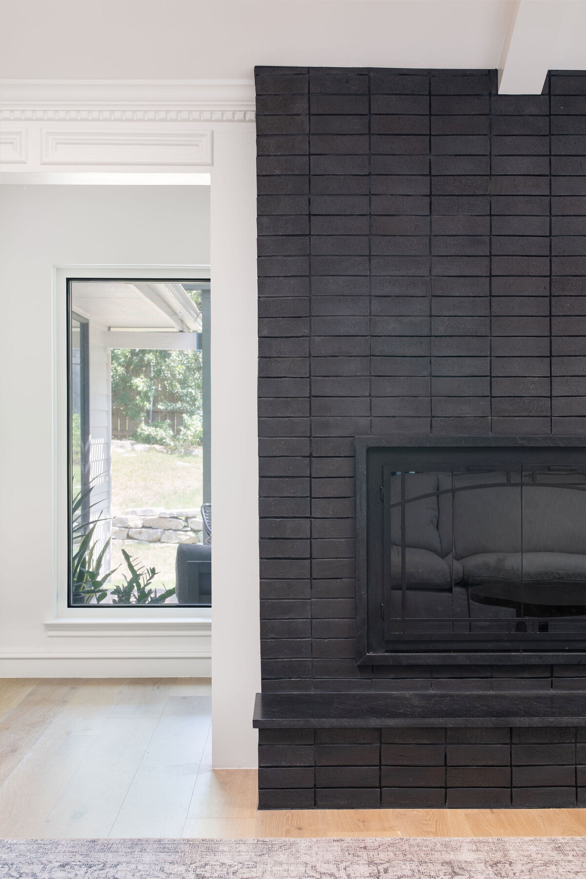 hello-home-modern-living-room-black-fireplace-custom-built-ins-8