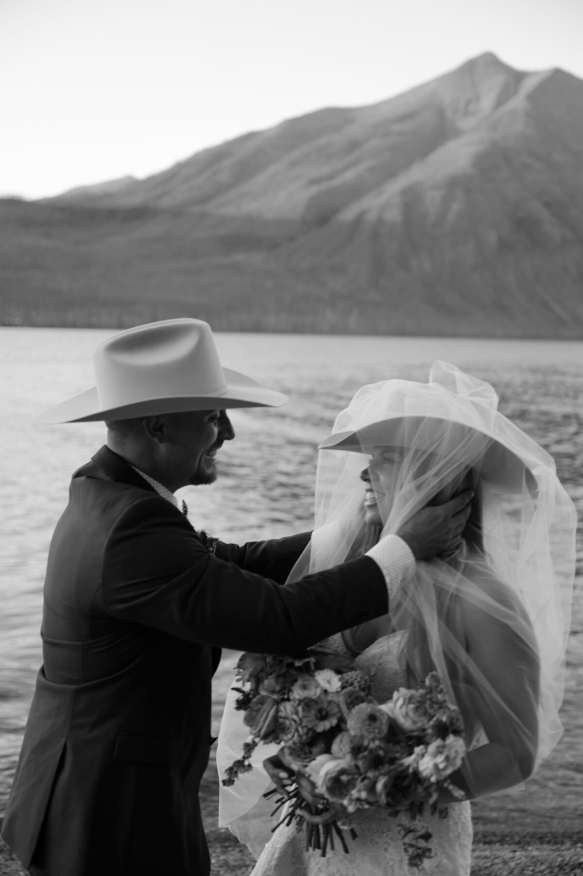 presley-gray-photo-boho-glacier-park-elopement-9035