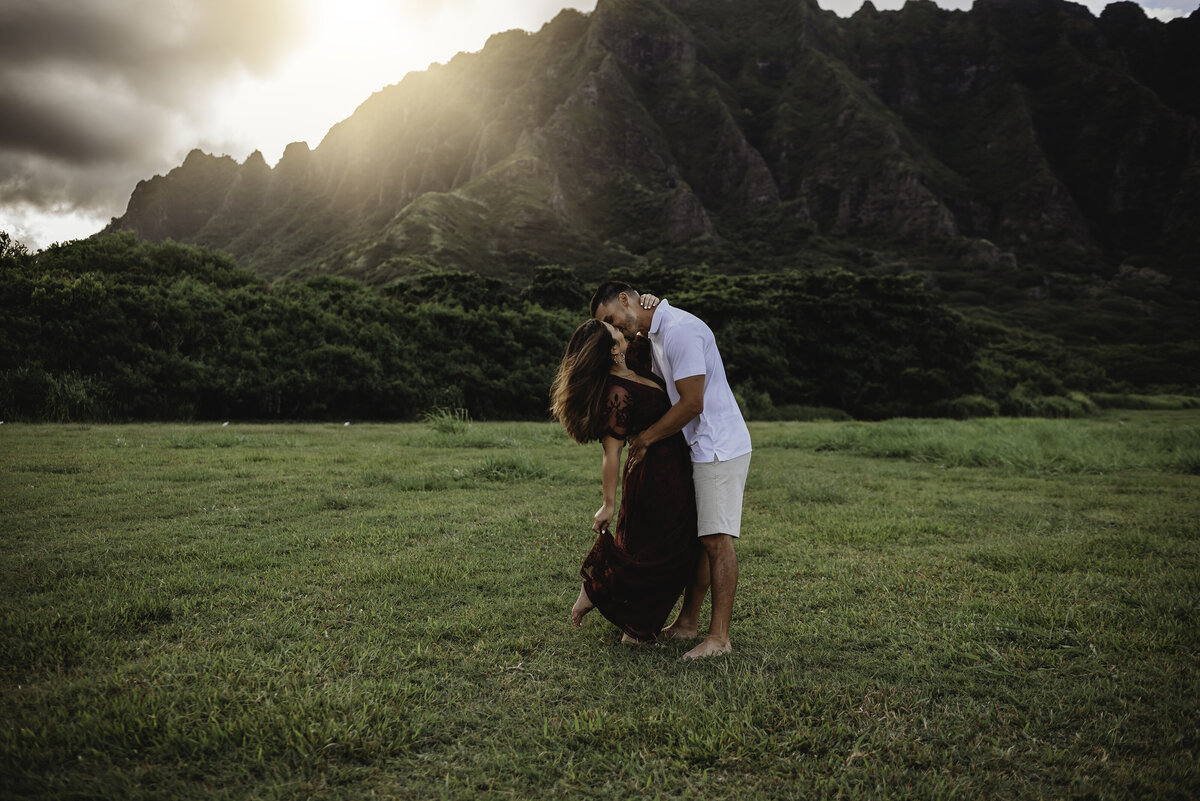 Couples kissing in front of kualoa ranch