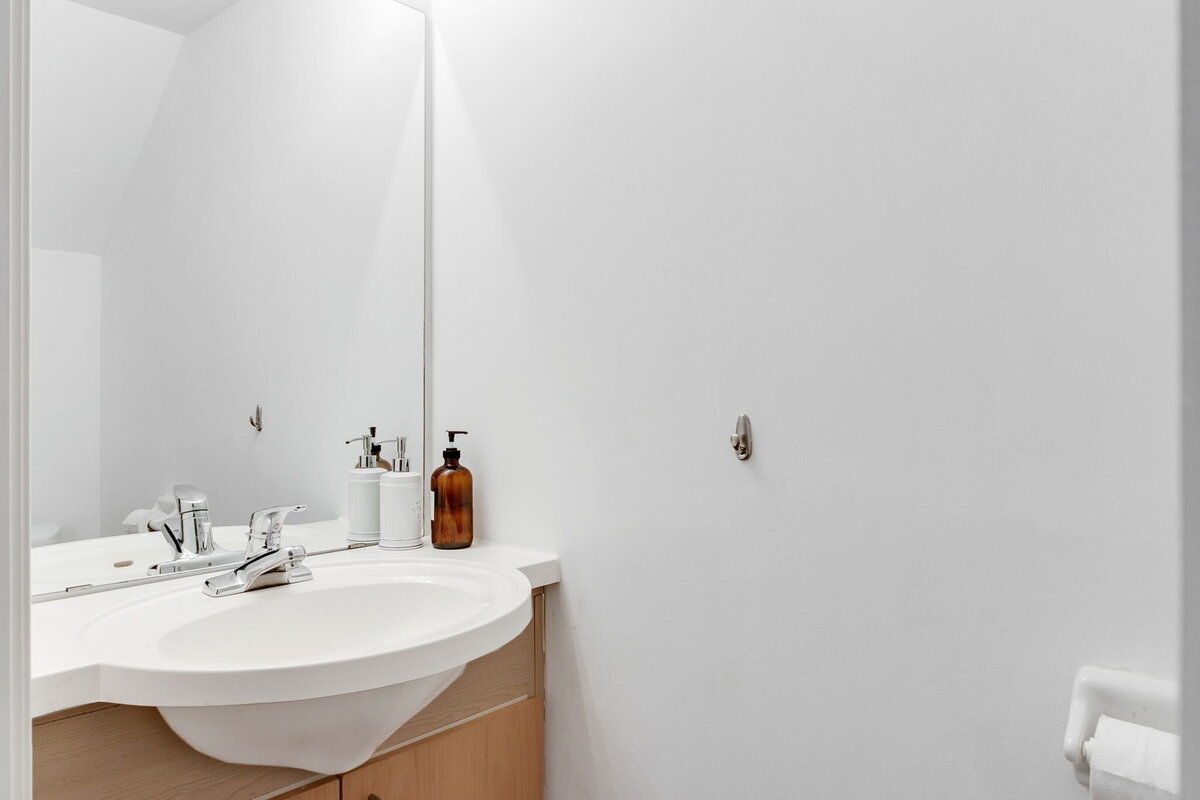 28-web-or-mls-20_003_Powder Room
