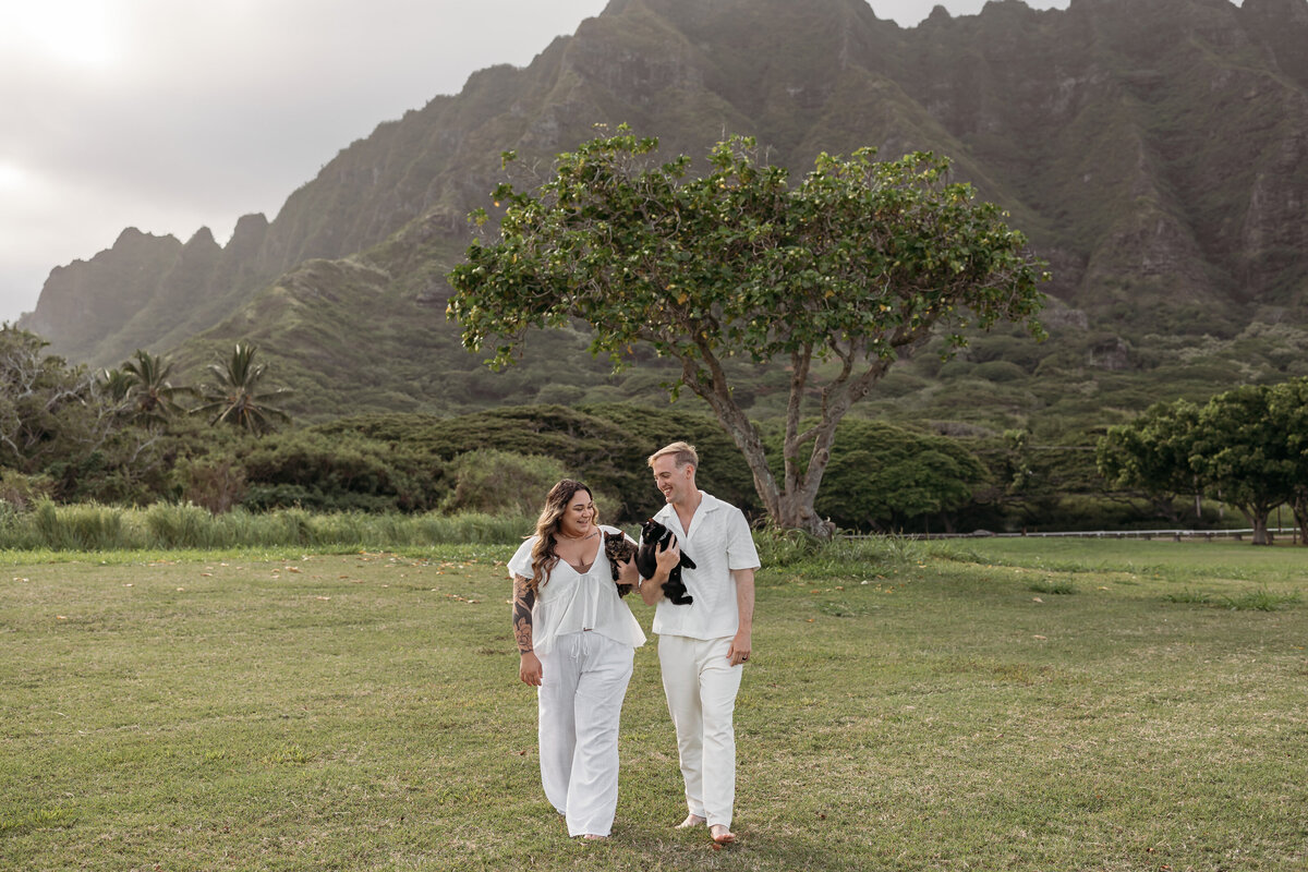 kualoa-beach-park-couples-photoshoot-with-cats-21