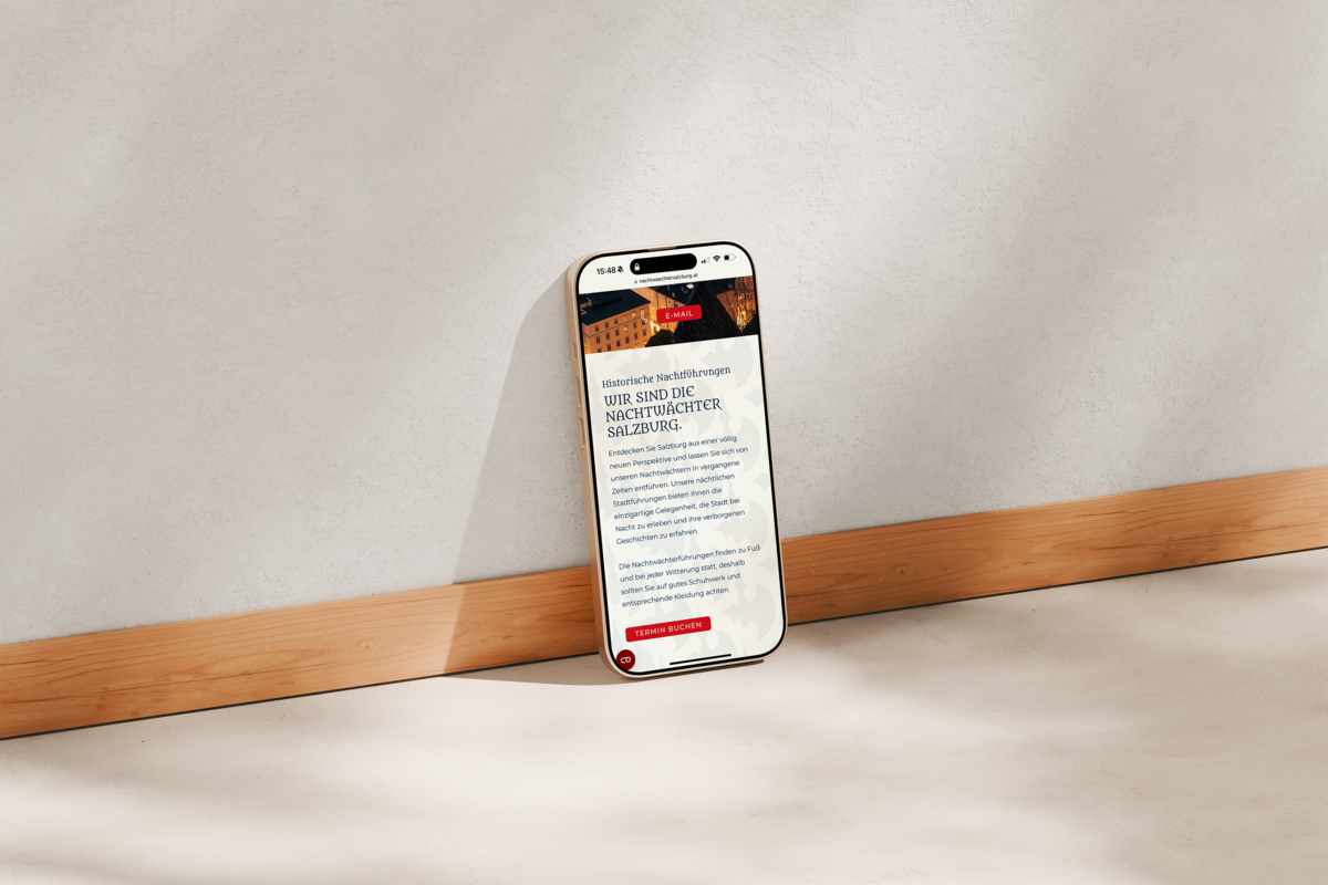 Mobile Ansicht der Nachtwächter-Website auf einem iPhone-Mockup. Responsives Webdesign für eine optimale Darstellung auf Smartphones.