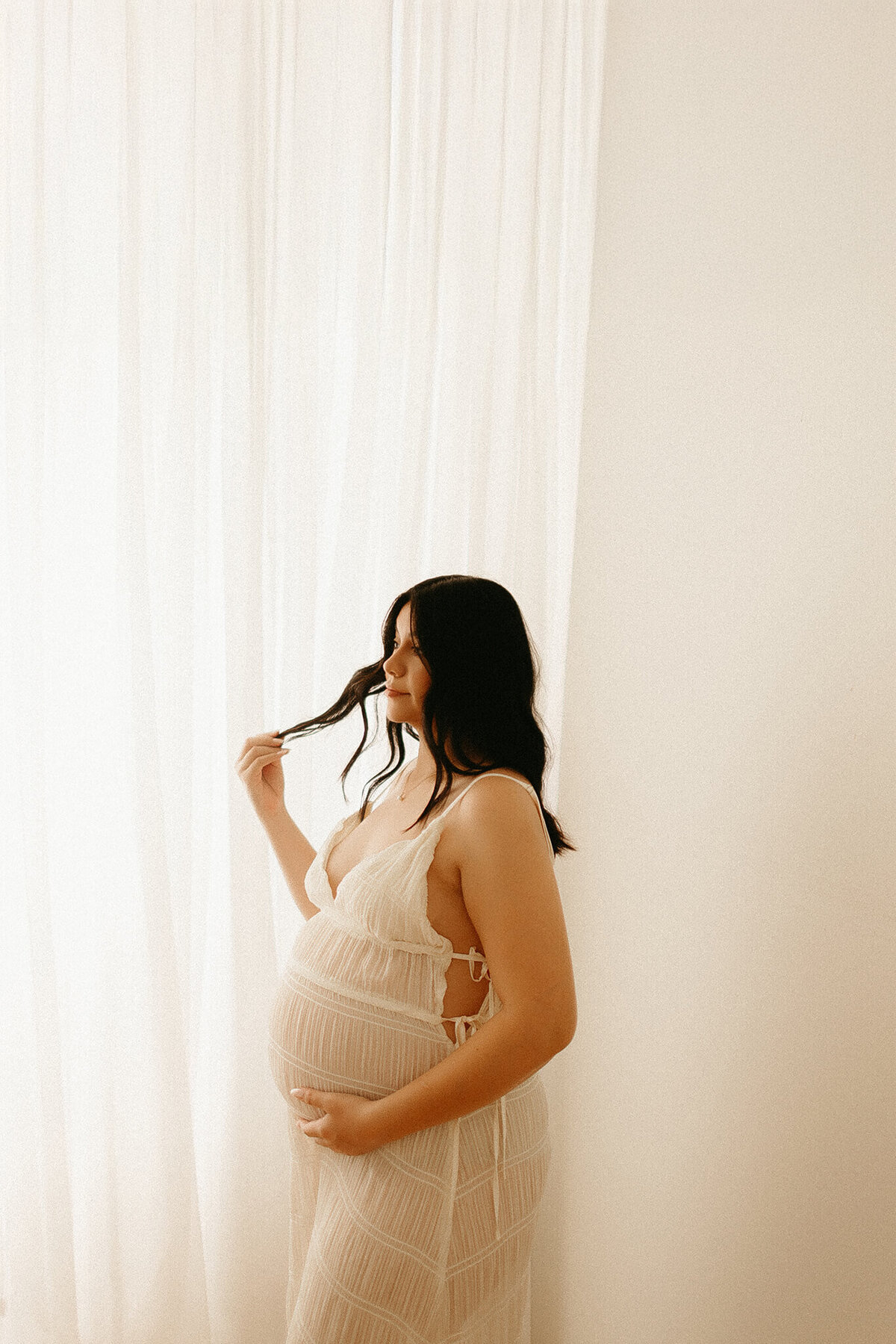nashville maternity photographer is capturing a beautiful 32 week old baby bump