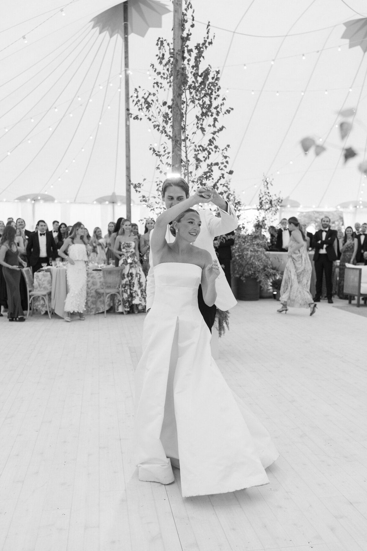 Marthas-vineyard-wedding-planner-kg-events-design-luxury-destination-weddings-private-events-corporate-events-edgartown-ma-event-designer-outdoor-tented-wedding-reception-island-wedding-vogue-wedding-pohogonot-110
