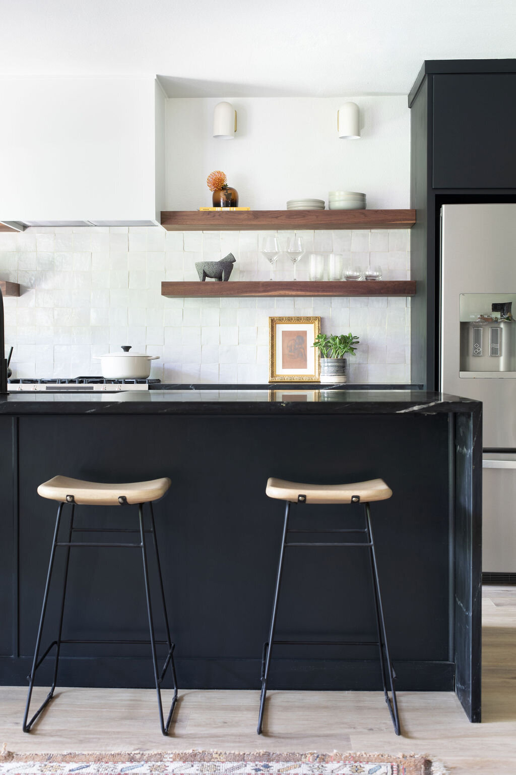 hello-home-austin-black-scandinavian-kitchen-waterfall-peninsula-zelliege-backsplash-black-cabinets-15