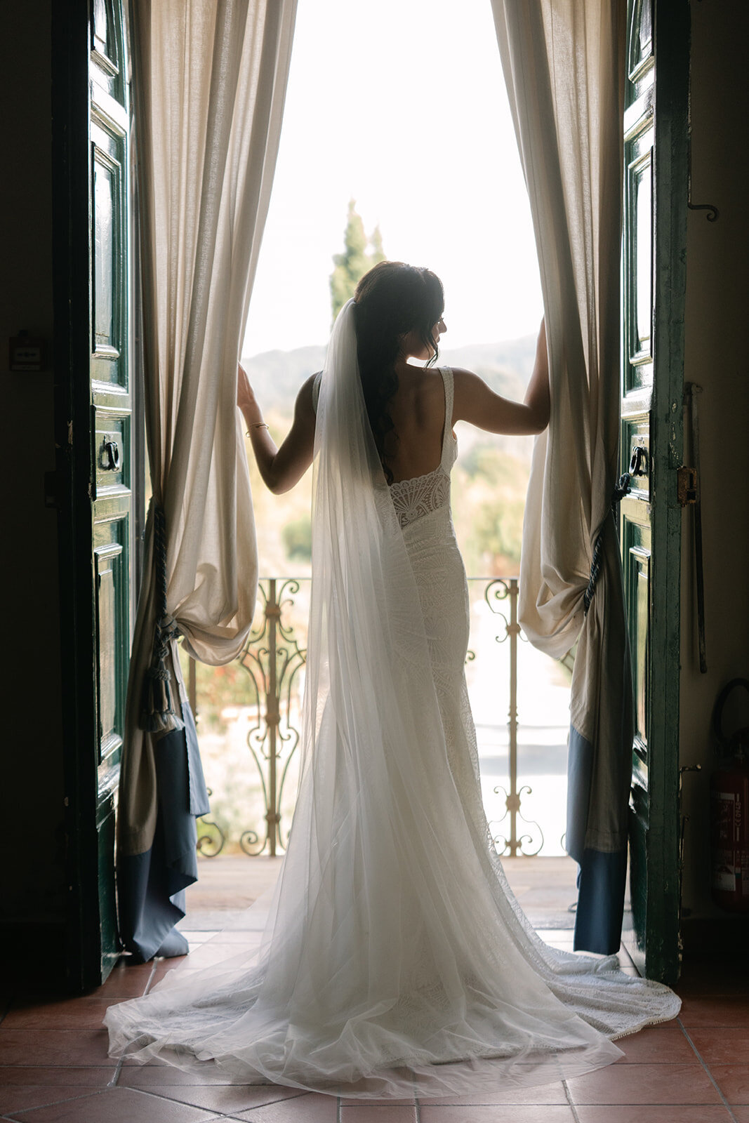 Gorgeous Tuscan bride ready waiting on the groom