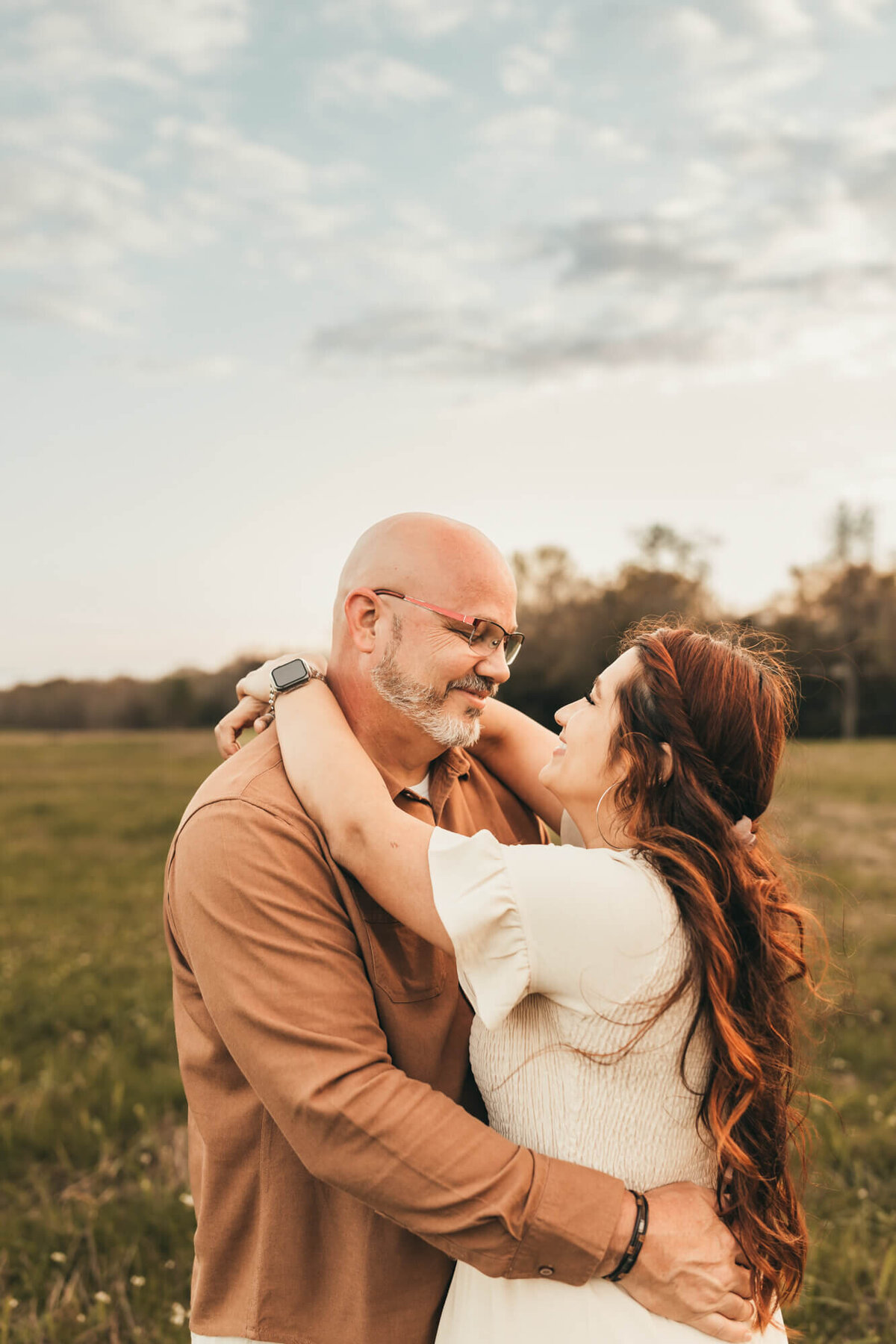 mom and dad hold each other close for a hug.