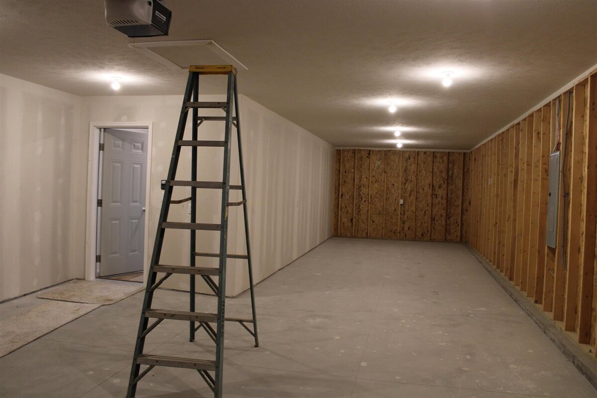 6450 N 13th Court New Construction Home Garage
