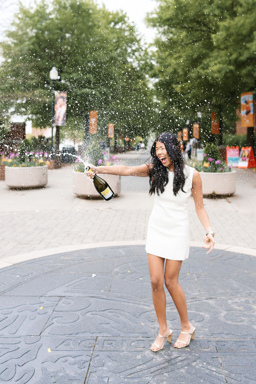 university of tennessee knoxville graduation photographer champagne pop