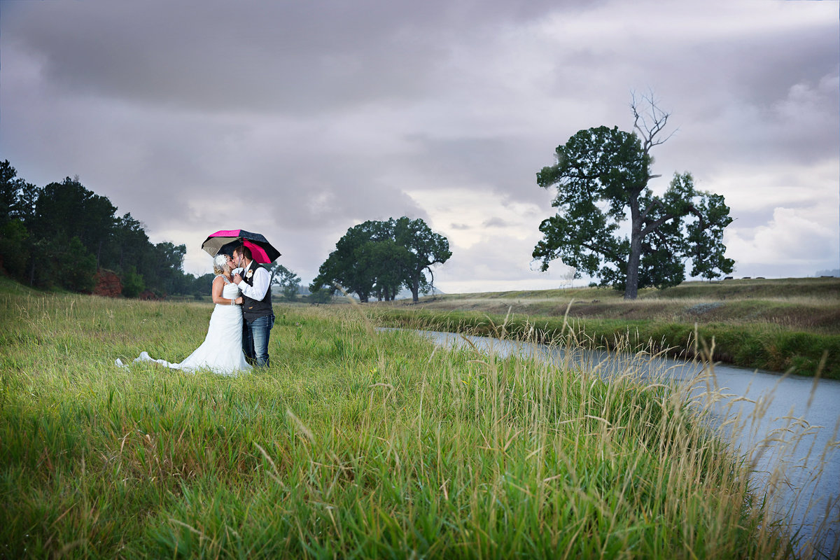 rainy-wedding-day-photo-with-umbrella-hulett-wyoming