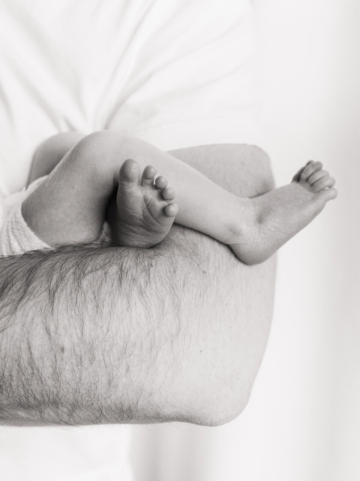 newborn-feet-in-dads-arms