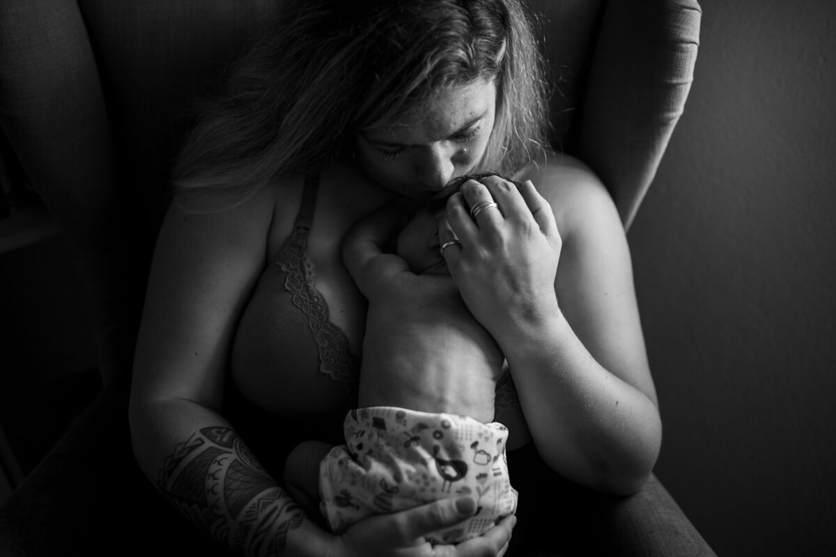 seance photo peau a peau avec bébé neuchatel - photographe nouveau ne a la maison - berangere photographie