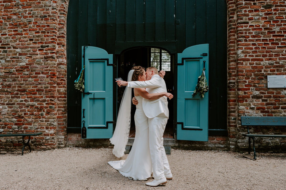 Trouwfotograaf in Zeeland. De leukste trouwlocaties in Zeeland vind je in deze blog. Door everatilroefotografie, trouwfotograaf in Middelburg,Zeeland