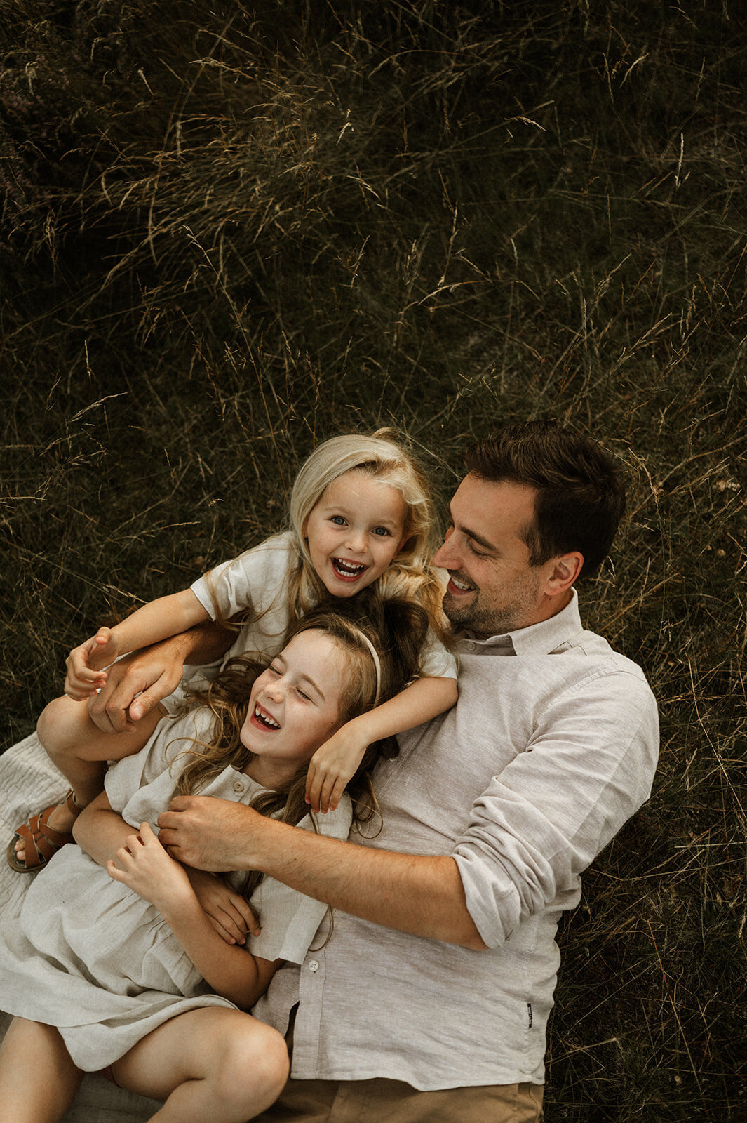 Gezinsfotografie in Nijlen tijdens golden hour – pure, spontane momenten vastgelegd in de heide.