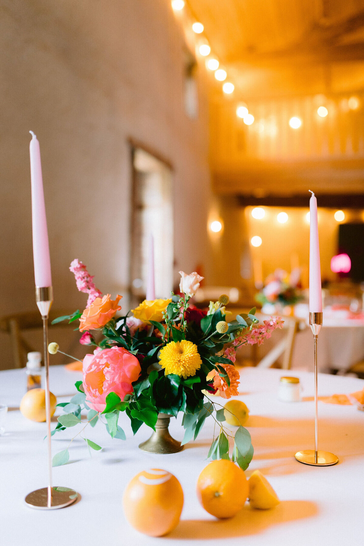 decoration-florale-tables-mariage-fruits-et-couleurs