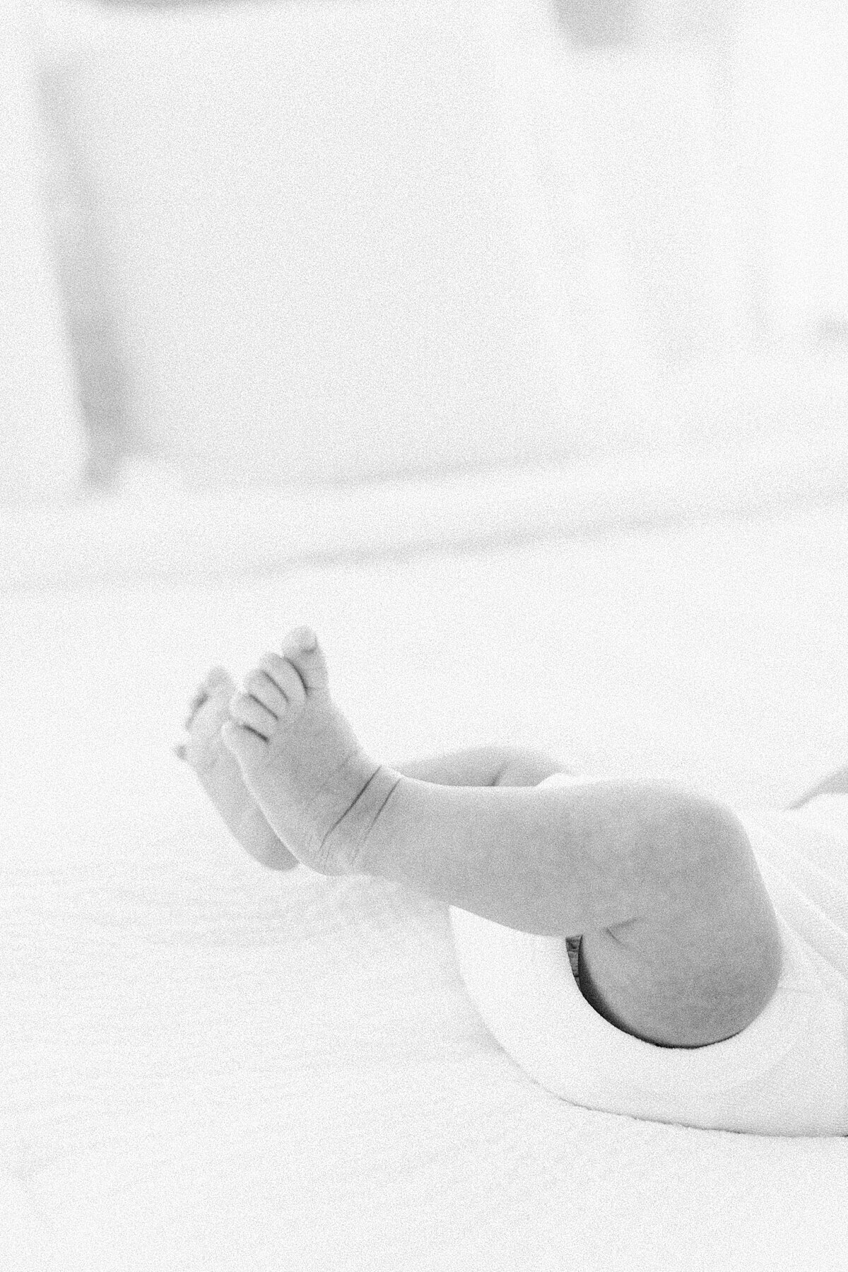 in-home-lifestyle-session-charleston-newborn-photographer-caitlyn-motycka-photography_0003