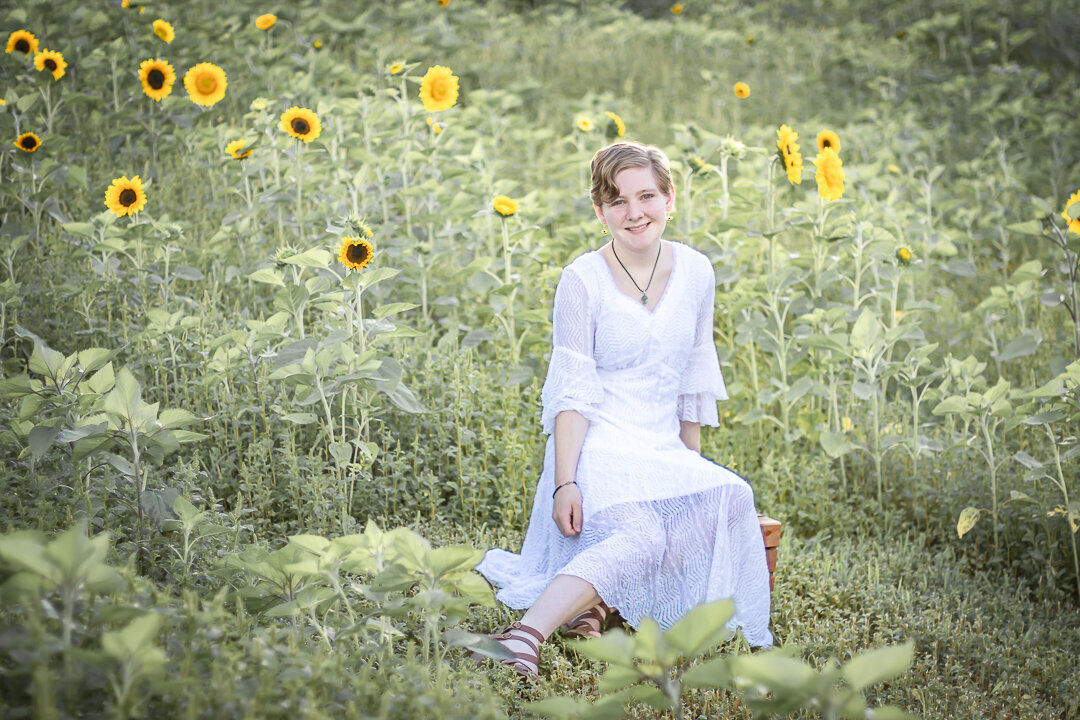2022SinklandFarms-Sunfllower-Festival_senior-class-photos_social-media_website-3460