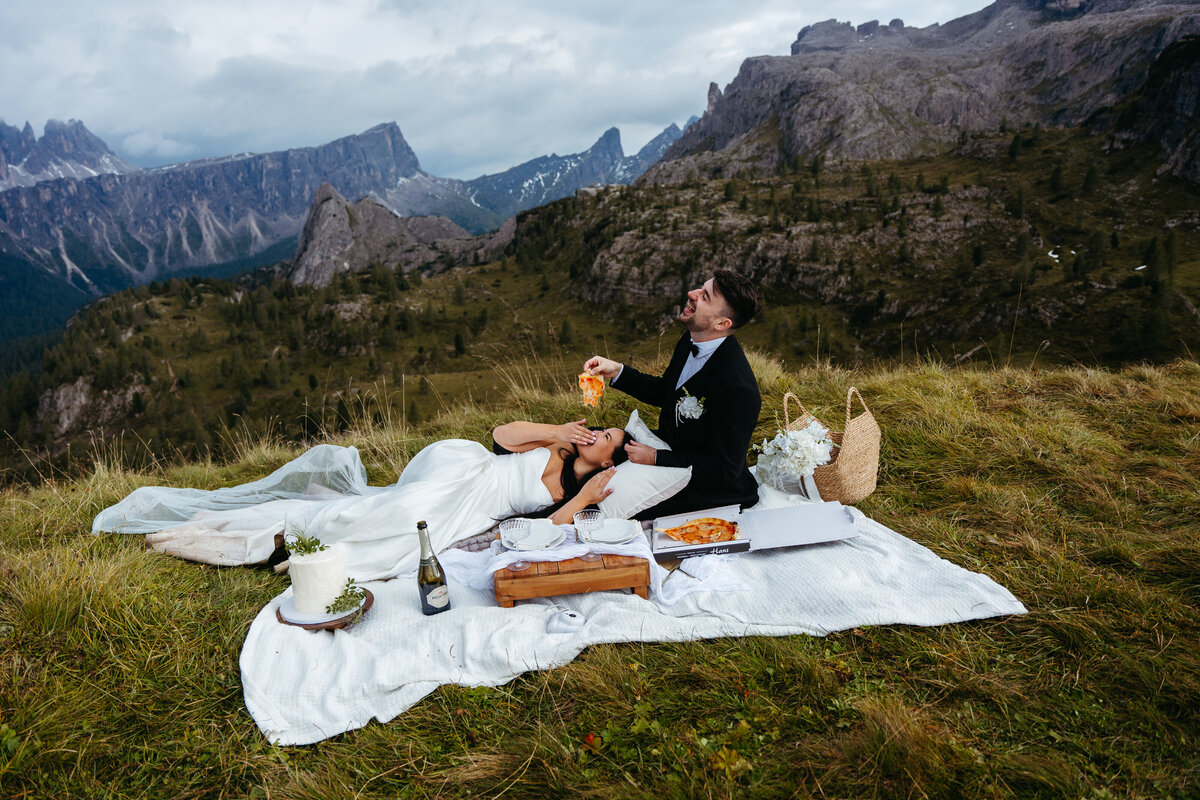 Picnic elopement at Cinque Torri Dolomites with pizza