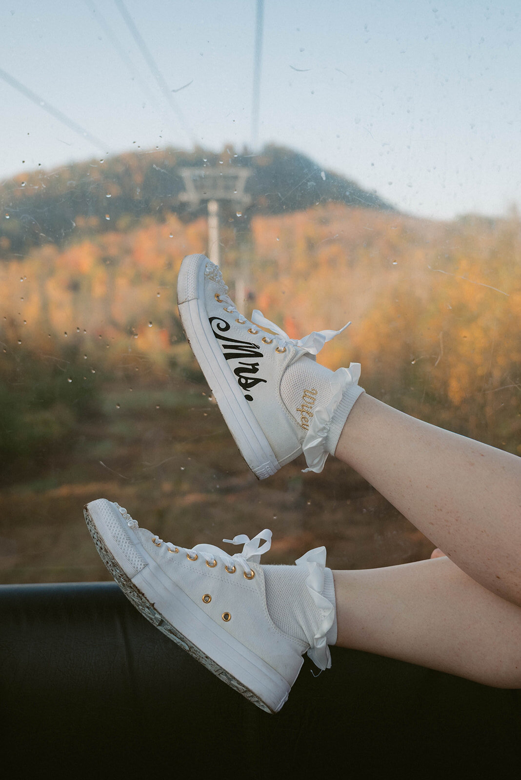 couple ride the gondolas