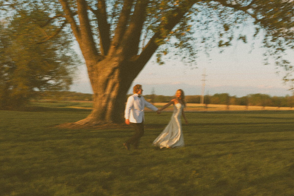 Romantic Wedding at The English Barn in Kansas230422--0449