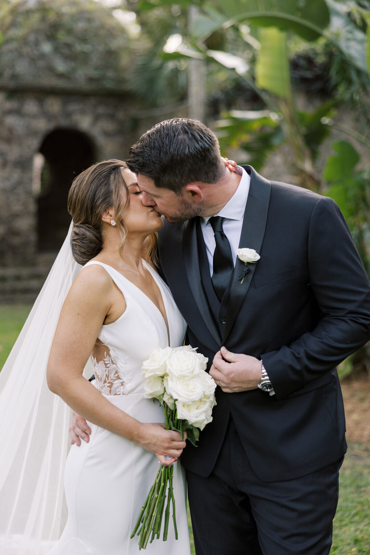 wedding-couple-kiss-plymouth-church-6GJ-W