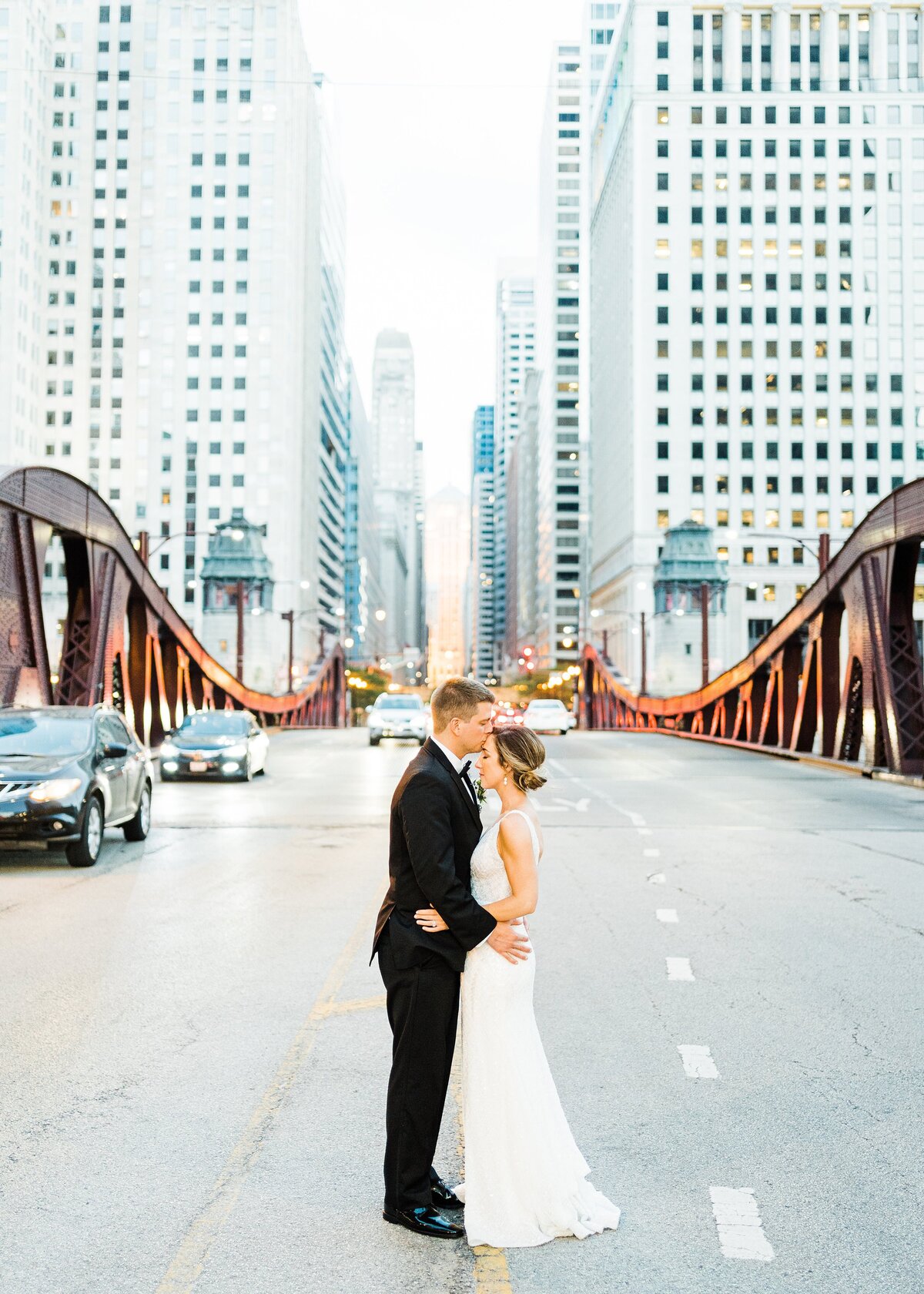 rempel-photography-chicago-wedding-photography-bright-colorful-timeless-fun-river-roast-wedding-photos-boat-cocktail-hour-on-the-chicago-river_0250