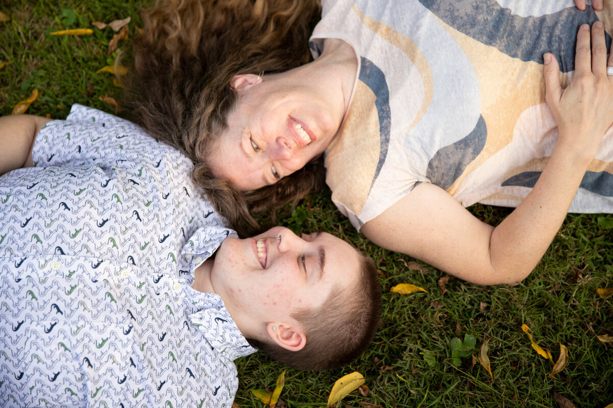 senior-photo-mother-laying-grass