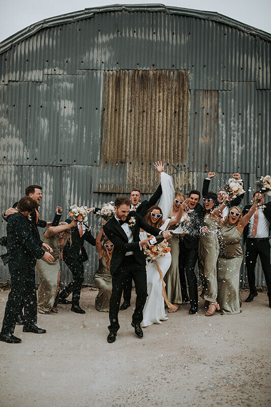 B N 87 modern wedding flowers