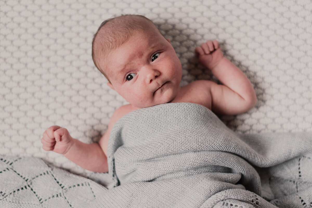 newborn-baby-relaxed-lifestyle-natural-family-photography-178