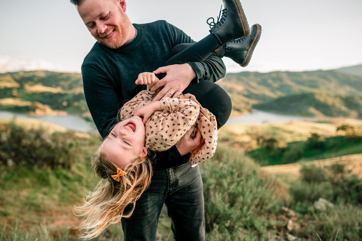 dad-playing-with-daughter