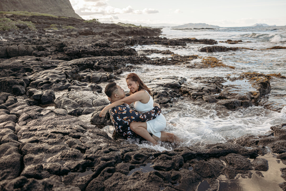 makapuu-beach-couple-portraits-79