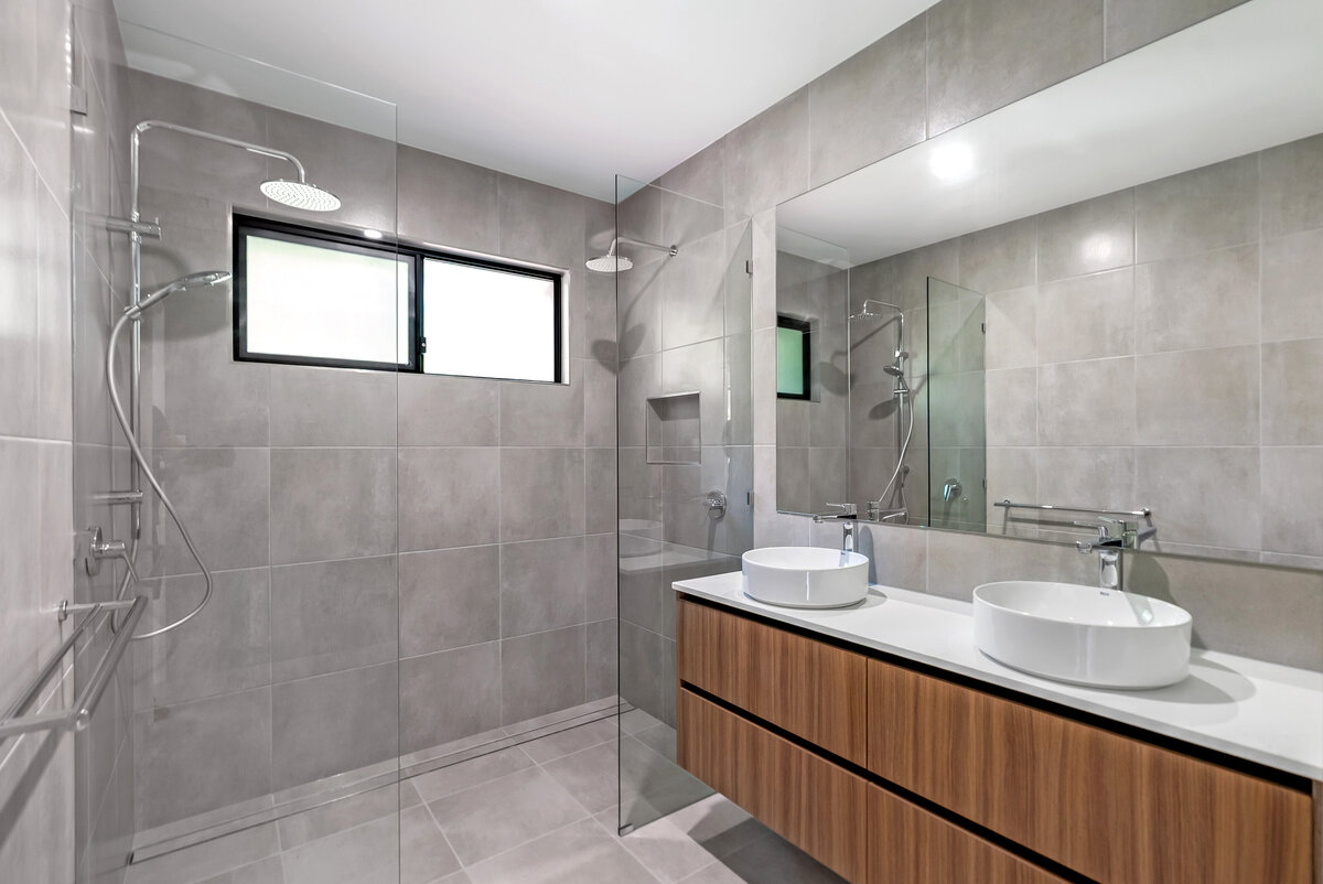 The Carlton 2 Shower