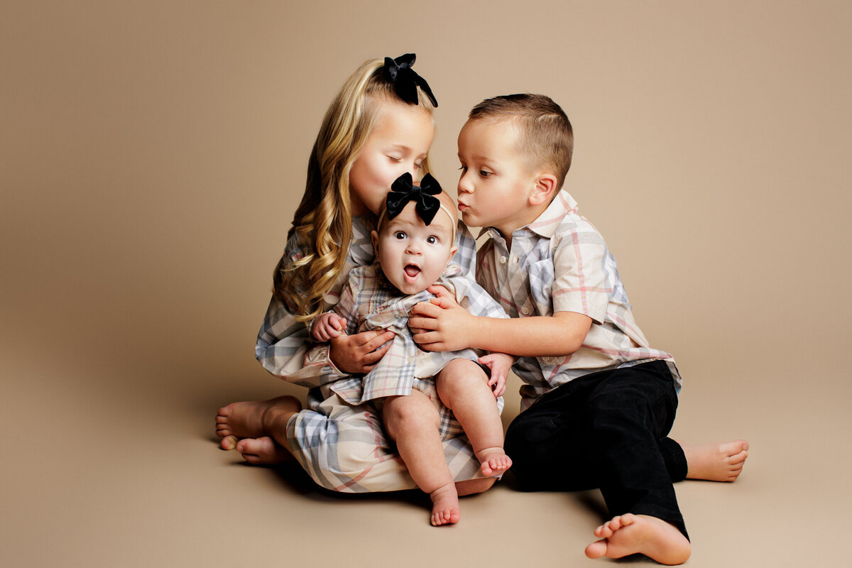 NW Arkansas family photographer, family portraits near me Northwest Arkansas, NWA newborn photography, maternity portrait studio NW Arkansas