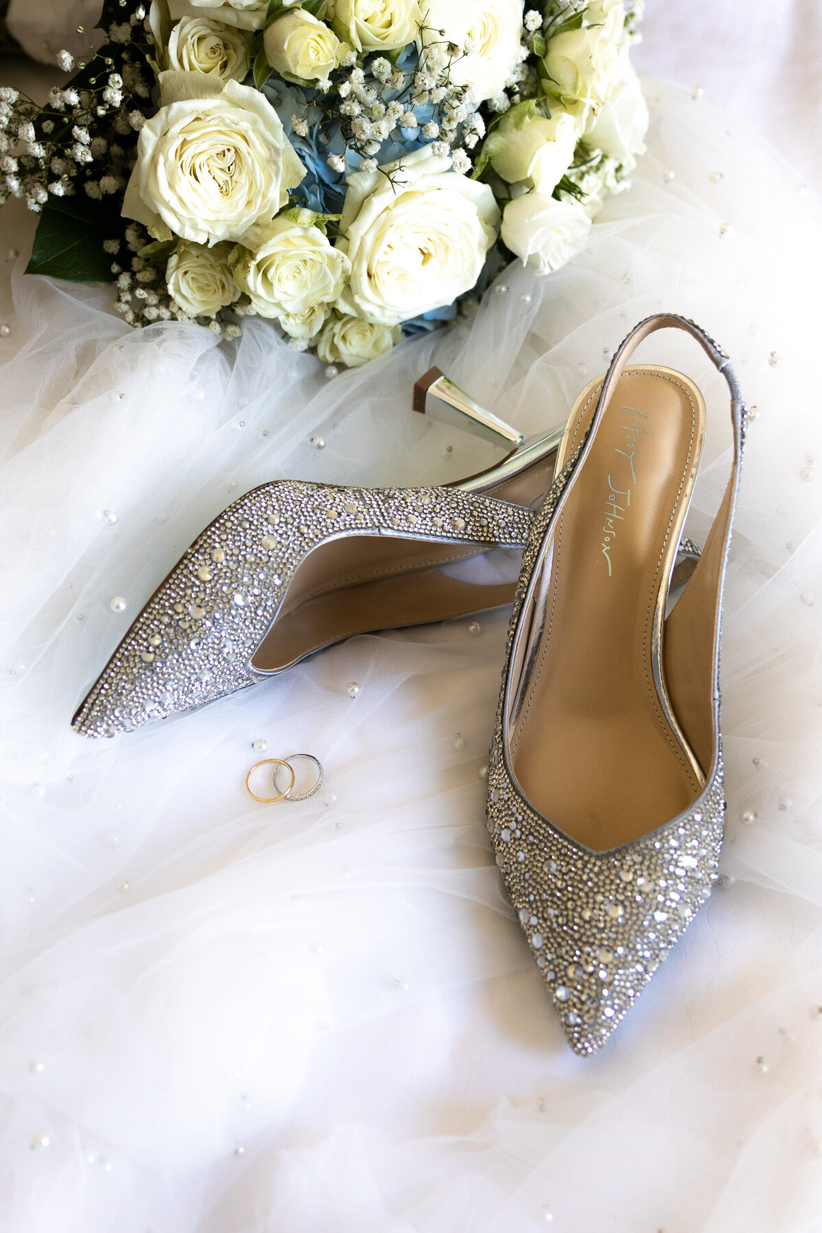 Photo de souliers bagues bouquet voile de mariage