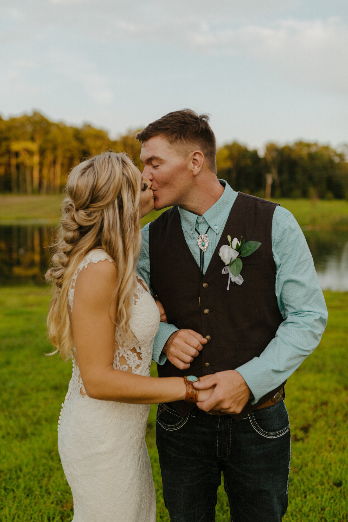 colorado-wedding-photographer-in-soddy-daisy-tennessee-at-mountain-heights-venue-near-nashville-horse-dog-lake-barn-732