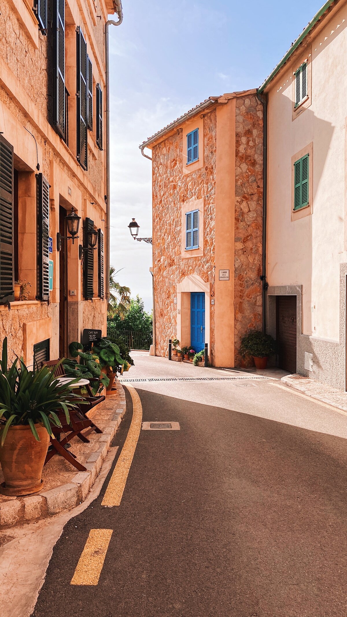 Stone buildings on a winding narrow street in Italy