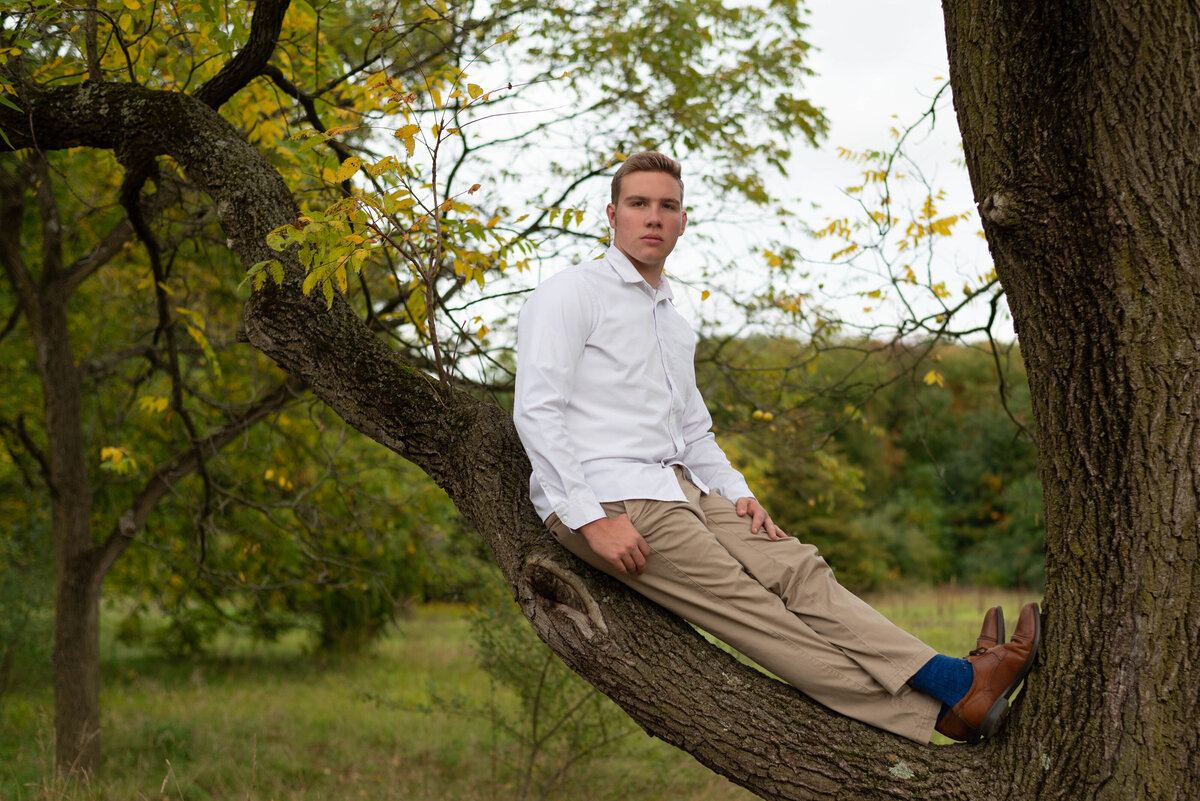 senior-portrait-tree-climbing