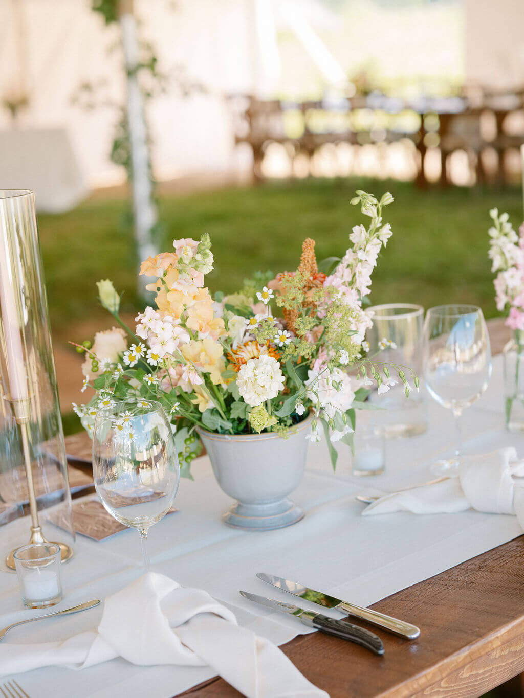 neutral reception table snake river ranch jackson hole wedding florist