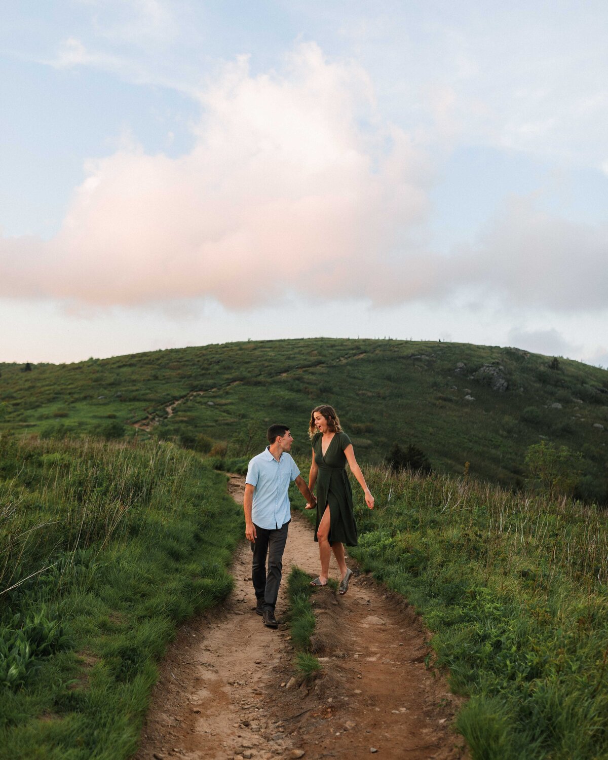 couple enjoying time with each other at the moutains 