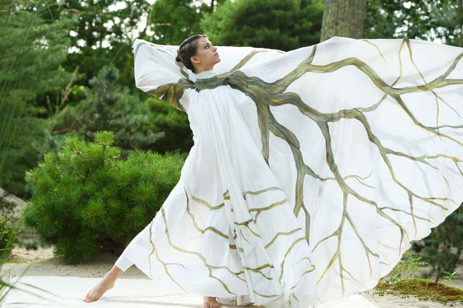 Elegant costumed performer dancing at outdoor fundraising gala in the Hamptons.